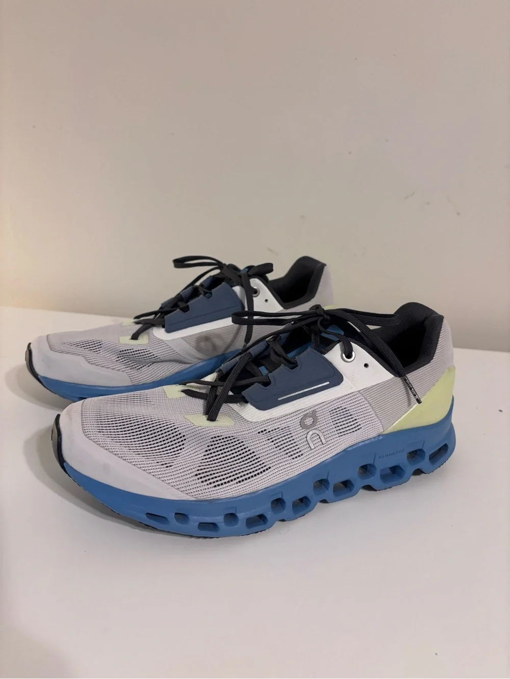 On Cloudstratus Men’s Running Shoes Frost Niagara Blue White Size 9.5